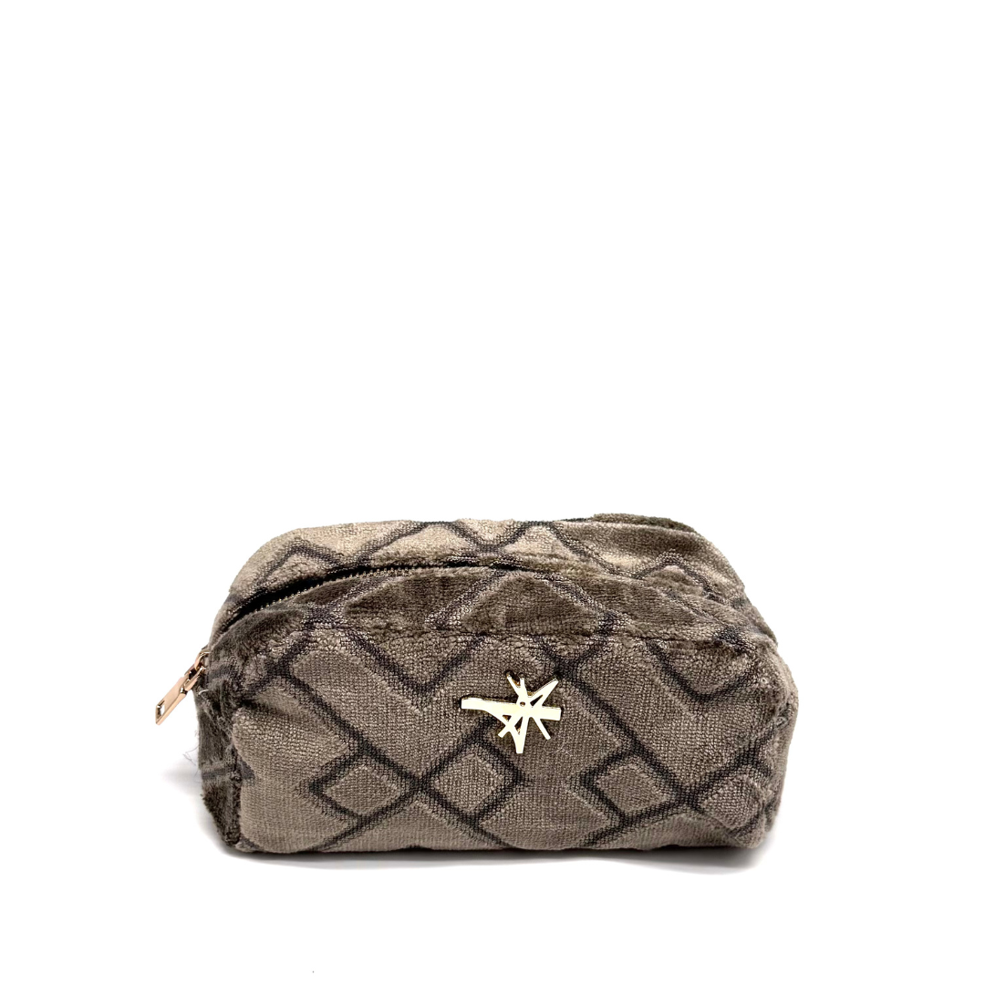 THE MAKE UP CASE #64